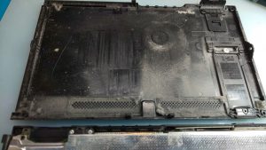NintendoSwitch　背面カバー外した後　埃まみれの状態