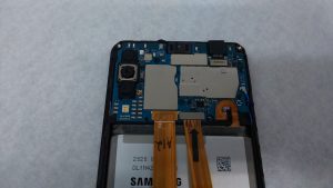 Galaxy A7 分解中 フレームを外した後